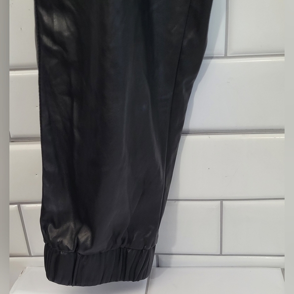 SOHO NEW YORK & COMPANY JEANS Ladies Black Faux Leather Jogger Style Pant Drawst - Picture 4 of 8